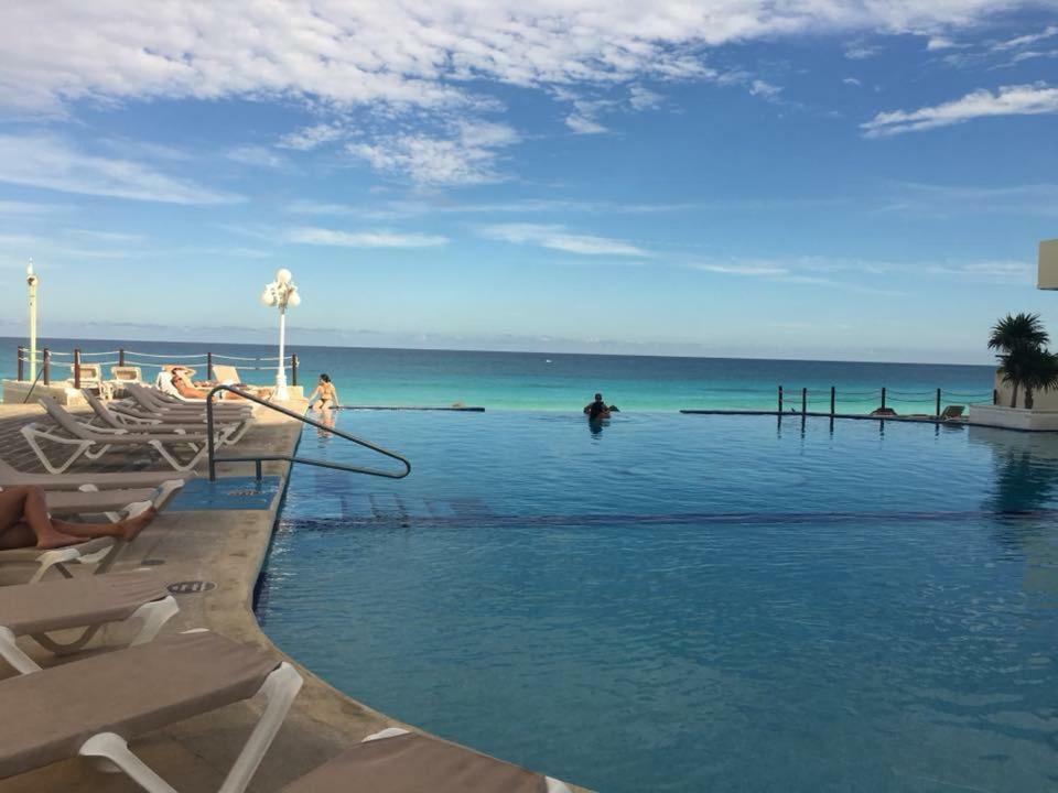 Ocean Front Suite, Balcony, Kitchen. Cancun Exterior photo